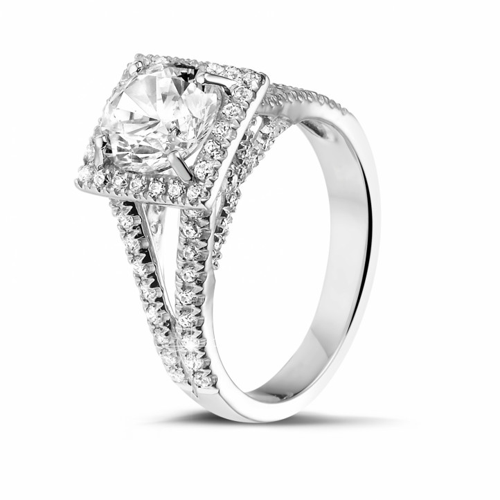 1.50 karaat diamanten solitaire ring in wit goud met zijdiamanten