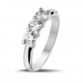 0.75 karaat trilogie ring in platina met ronde diamanten