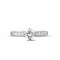 0.50 karaat diamanten solitaire ring in platina met zijdiamanten