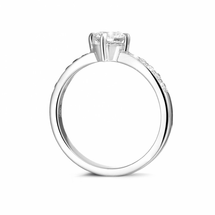 0.70 karaat diamanten solitaire ring in platina met zijdiamanten