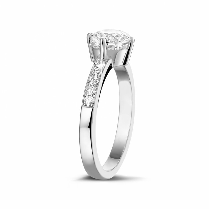 1.00 karaat diamanten solitaire ring in platina met zijdiamanten