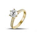1.50 karaat diamanten solitaire ring in geel goud met zijdiamanten