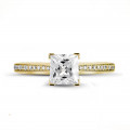 2.00 karaat solitaire ring in geel goud met princess diamant en zijdiamanten