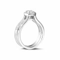0.70 karaat diamanten solitaire ring in wit goud met zijdiamanten