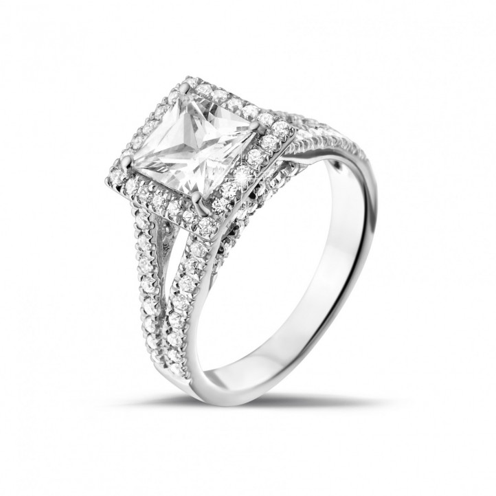1.50 karaat solitaire ring in wit goud met princess diamant en zijdiamanten