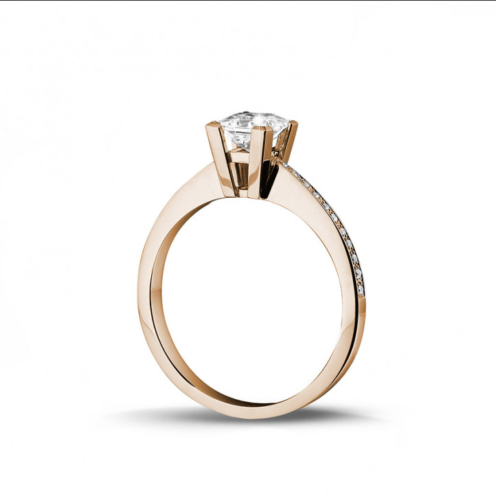 0.75 karaat solitaire ring in rood goud met princess diamant en zijdiamanten