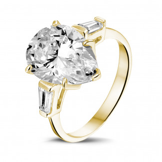 Verloving - Ring in geel goud met peervormige diamant en tapered baguette diamanten