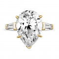 Ring in geel goud met peervormige diamant en tapered baguette diamanten