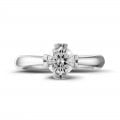 0.90 karaat diamanten solitaire design ring in platina met acht griffen