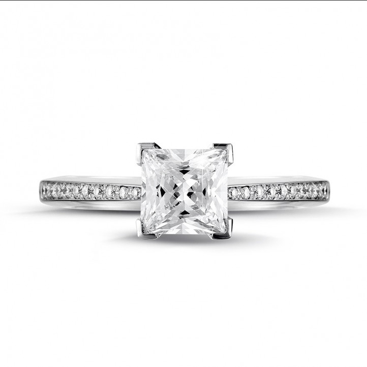 1.50 karaat solitaire ring in wit goud met princess diamant en zijdiamanten
