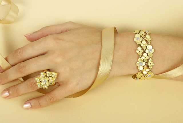 Vrouw draagt ring en diamanten armband van BAUNAT