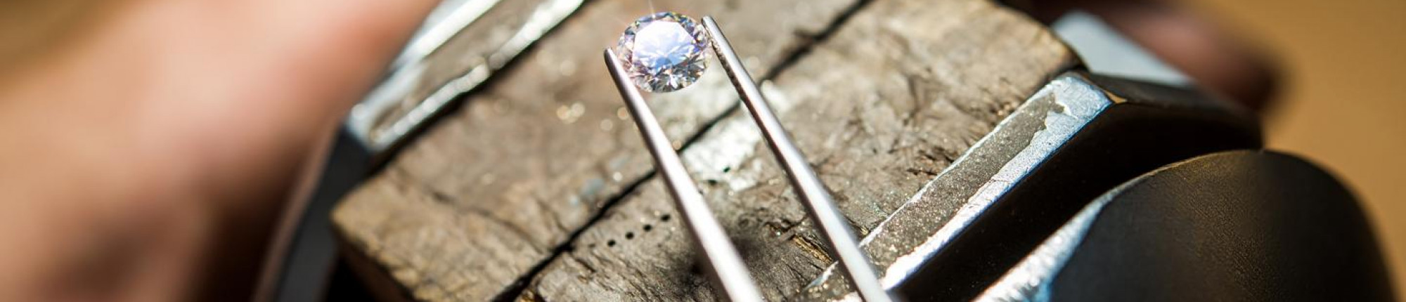 Een persoon houdt een diamant vast, die creativiteit en transformatie symboliseert.