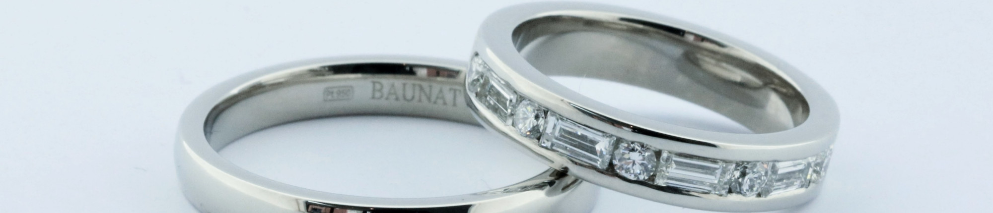 Twee platina verlovingsringen, één met baguette- en briljantgeslepen diamanten in pavézetting