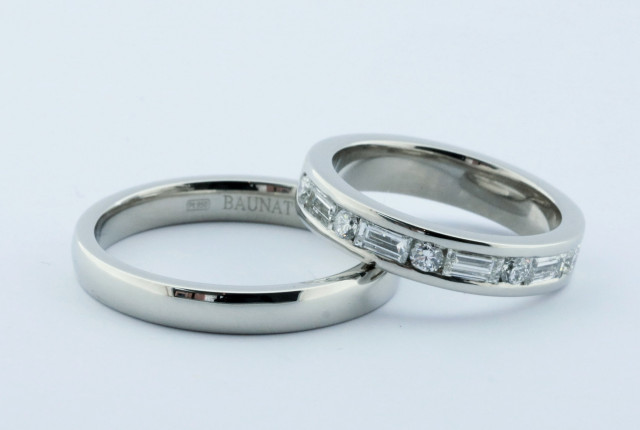 Twee witgouden ringen, waarvan één met baguette- en briljantgeslepen diamanten in rijzetting