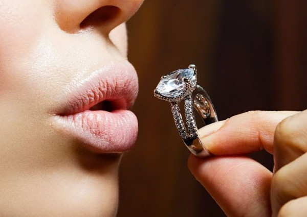Diamanten verlovingsring in witgoud met ovaal geslepen centrale steen en pavézetting
