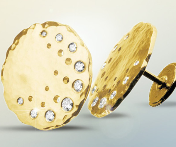 Een paar elegante vergulde oorknopjes versierd met schitterende diamanten, die verfijnde luxe en stijl uitstralen.