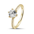 0.90 karaat solitaire ring in geel goud met zijdiamanten