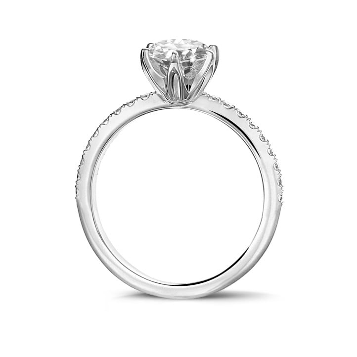0.70 karaat solitaire ring in wit goud met zijdiamanten