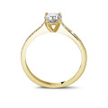 0.70 karaat solitaire ring in geel goud met vier griffen en zijdiamanten