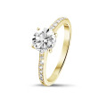 0.90 karaat solitaire ring in geel goud met vier griffen en zijdiamanten