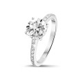 1.50 karaat solitaire ring in platina met vier griffen en zijdiamanten