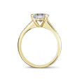2.50 karaat solitaire ring in geel goud met vier griffen en zijdiamanten