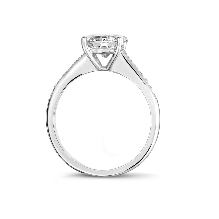 2.50 karaat solitaire ring in platina met vier griffen en zijdiamanten