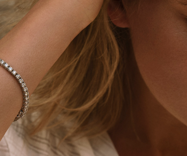 Gouden tennisarmband met ronde diamanten, elegant gezet rond de pols