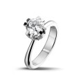 1.50 karaat diamanten solitaire design ring in witgoud met acht griffen