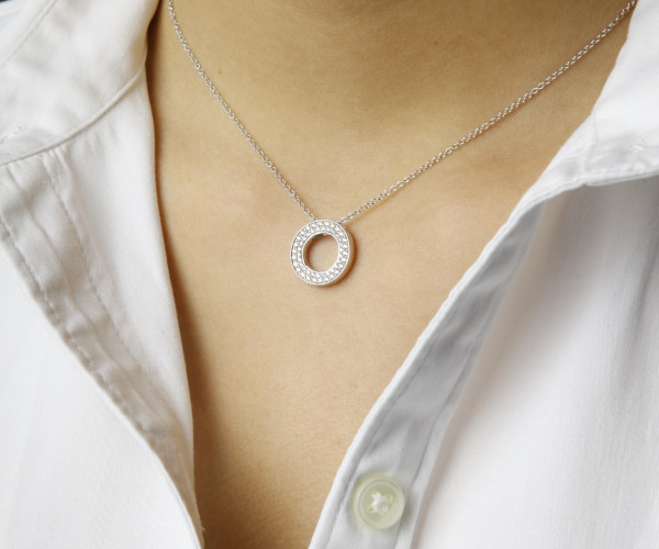 Fijne gouden ketting met rond hangertje bezet met kleine witte diamanten