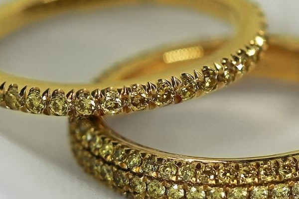 Goude trouwringen met diamanten