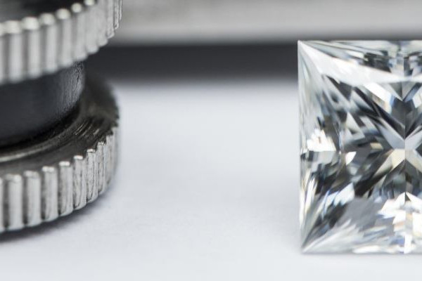 De diamant van een verlovingsring beoordelen - BAUNAT