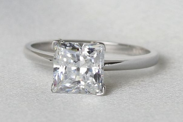 Platina verlovingsring met vierkante solitaire diamant in gladde zetting