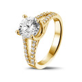 2.50 karaat solitaire ring in geel goud met zijdiamanten