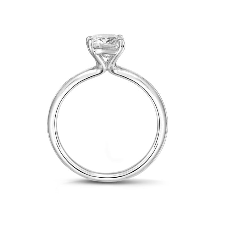 1.50 karaat solitaire ring met een cushion diamant in wit goud