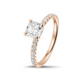 0.70 karaat solitaire ring met een cushion diamant in rood goud met zijdiamanten