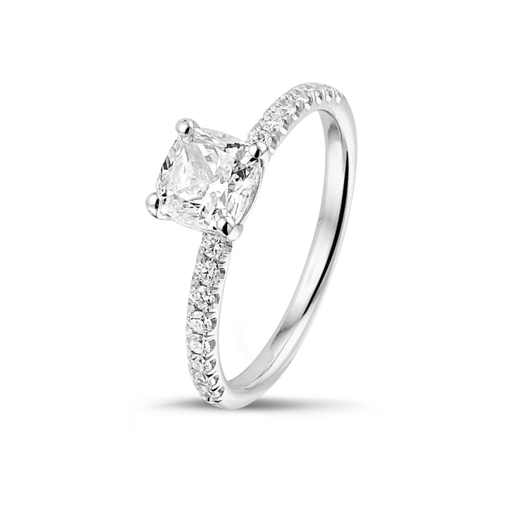 1.00 karaat solitaire ring met een cushion diamant in wit goud met zijdiamanten