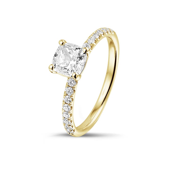 1.00 karaat solitaire ring met een cushion diamant in geel goud met zijdiamanten