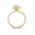 1.00 karaat Halo solitaire ring met een cushion diamant in geel goud met ronde diamanten