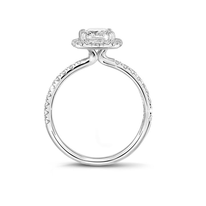 1.00 karaat halo solitaire ring met een cushion diamant in wit goud met ronde diamanten