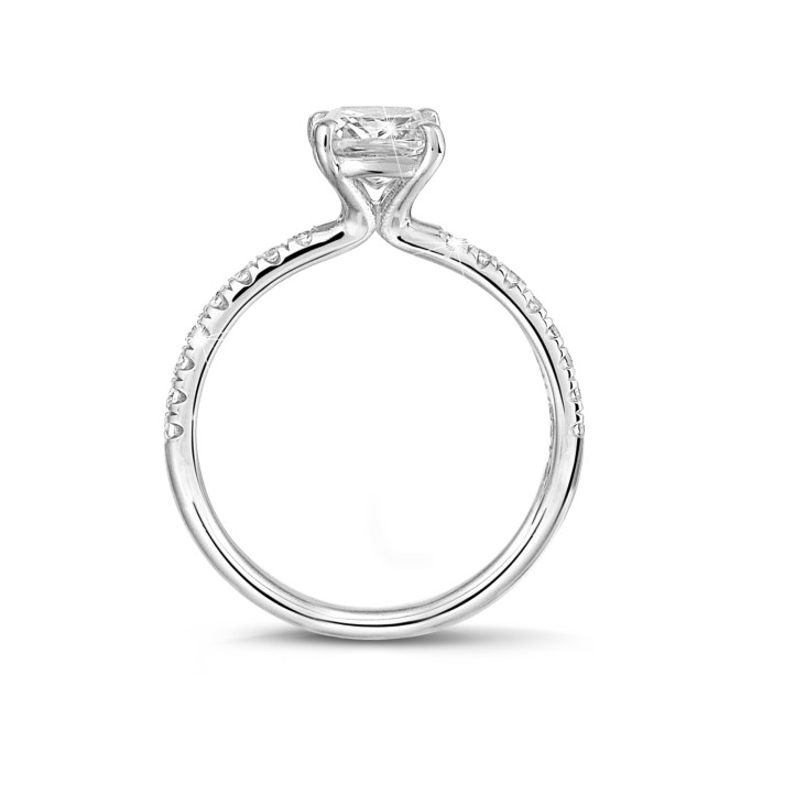 1.20 karaat solitaire ring met een cushion diamant in wit goud met zijdiamanten