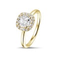 1.20 karaat Halo solitaire ring met een cushion diamant in geel goud met ronde diamanten