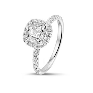 1.20 karaat halo solitaire ring met een cushion diamant in wit goud met ronde diamanten