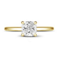1.50 karaat solitaire ring met een cushion diamant in geel goud