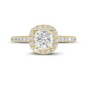 1.50 karaat Halo solitaire ring met een cushion diamant in geel goud met ronde diamanten