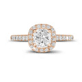 1.50 karaat Halo solitaire ring met een cushion diamant in rood goud met ronde diamanten