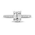 0.70 karaat solitaire ring met een emerald cut diamant in wit goud met zijdiamanten