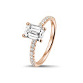 0.70 karaat solitaire ring met een emerald cut diamant in rood goud met zijdiamanten