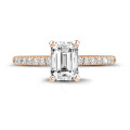 0.70 karaat solitaire ring met een emerald cut diamant in rood goud met zijdiamanten