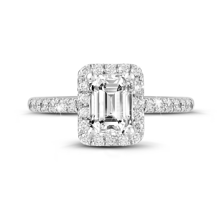 0.70 karaat halo solitaire ring met een emerald cut diamant in wit goud met ronde diamanten